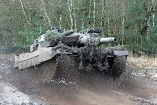 ウクライナ軍 最新戦車の「レオパルト2A6」1両で1個戦車小隊を撃退する映像を公開 ！