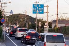 渋滞する国道126号（現道）の飯倉交差点周辺（画像：千葉県）。