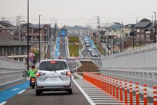 新町田街道の新規開通区間（乗りものニュース編集部撮影）。