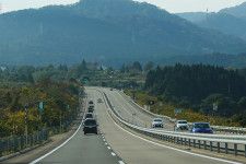 山間部の高速道路のイメージ（乗りものニュース編集部撮影）。