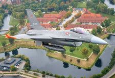 アルゼンチンが購入予定であるデンマーク空軍のF-16（画像：デンマーク空軍）。