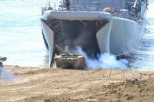 「ロシアに盗まれた揚陸艦を攻撃した」ウクライナ国防省が発表 国産の対艦ミサイルを使用か