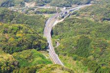 鋸山から見た富津館山道路の富津金谷IC（画像：写真AC）。