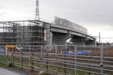 上尾道路II期区間で建設中の跨線橋。下はJR高崎線（乗りものニュース編集部撮影）。