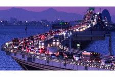 上り線（川崎方面）が渋滞する東京湾アクアライン（画像：NEXCO東日本）。