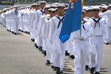 夏用の制服で行進する海上自衛隊の新隊員。いわゆる「セーラー服」を着るのは、「海士」の階級にある男性隊員のみ（画像：海上自衛隊）。
