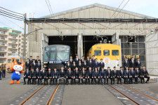21000系の「相鉄・東急横浜線 開業1周年記念号」とモヤ700系が入社式に（乗りものニュース編集部撮影）。