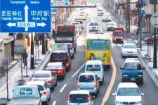 渋滞する県道6号甲府韮崎線の武田交差点付近（画像：国土交通省関東地方整備局）。