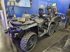 CDT社が開発した「カウンター・ドローン・ヴィークル」。カンナム社の6輪ATV（全地形車両）をベースに、武装やセンサーなどを組み込んだ。今月、ドイツのニュルンベルクで開催されたエンフォース・テック2024にて展示されていた（飯柴智亮撮影）。