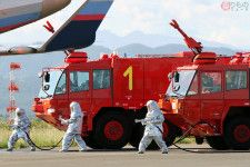2021年10月14日、仙台空港で行われた航空機事故対処総合訓練に参加した既存の空港用化学消防車。これらは国産のモリタ製（乗りものニュース編集部撮影）。