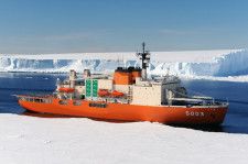 南極沿岸を航行する砕氷艦「しらせ」（画像：海上自衛隊）。