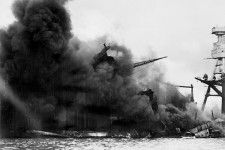 日本海軍機の爆弾により炎上する戦艦「アリゾナ」（画像：アメリカ海軍）。