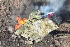 撃破され炎を上げるロシア軍戦車（画像：ウクライナ軍参謀本部）。