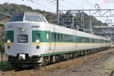 緑やくも色の特急「やくも」381系電車（2006年、伊藤真悟撮影）。