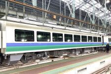 「上沼垂色」へ塗装変更されたE653系電車。秋田総合車両センターにて（画像：JR東日本 新潟支社）。
