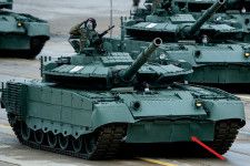 T-80戦車。矢印の部分が謎の「のれん」や「エプロン」のような装備（画像：ロシア国防省）