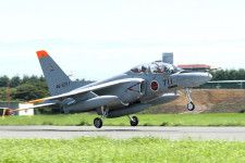 航空自衛隊のT-4練習機。川崎重工が開発した国産ジェット機だが、すでに初飛行から40年近く経過している（画像：航空自衛隊）。