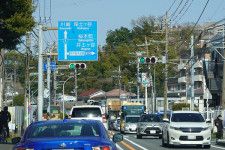 横浜戸塚の国道1号山谷交差点。右は平戸桜木道路。左側に新トンネルが接続する（乗りものニュース編集部撮影）。
