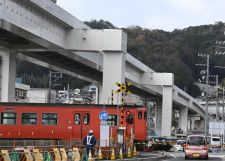 廃止される芸備線の中山踏切。広島高速の高架だけでなく、一般部のアンダーパスも開通する（乗りものニュース編集部撮影）。