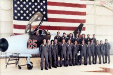 YF-110戦闘機とともに写真に収まる第4477試験評価飛行隊のクルーたち（画像：アメリカ空軍）。