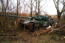 木立のなかに遺棄されたロシア軍のT-72B戦車（画像：ウクライナ軍参謀本部）。
