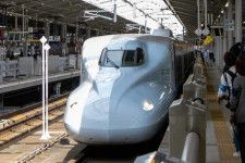 出発直前のラッピング新幹線（2024年4月13日、鶴原早恵子撮影）。