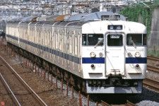 JR常磐線を走行する415系電車。写真は白いボディの鋼鉄車（1999年、伊藤真悟撮影）。