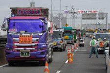 阪神高速4号湾岸線のリニューアル工事区間。工事用車両が激しく行き交う（乗りものニュース編集部撮影）。