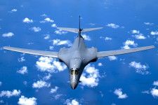 飛行中のB-1B「ランサー」爆撃機。退役予定は決まっているが、その時まではアメリカ空軍の貴重な長距離打撃戦力として運用が続けられる（画像：アメリカ空軍））。