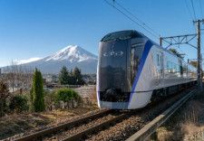 富士急行線を走る東京直通の特急「富士回遊」。吉田ルートはふもとまで鉄道が通じる富士登山のメインルート（画像：富士山麓電気鉄道）。
