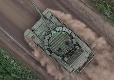 ドローン視点から見たTｰ80戦車トップアタック対策用に砲塔にはコープケージと呼ばれる屋根がついている（画像：ロシア国防省）。