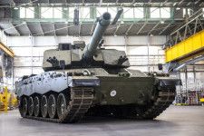 RBSLの工場でロールアウトした「チャレンジャー3」戦車のプロトタイプ（画像：イギリス陸軍）。