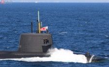 2022年の国際観艦式に参加した海上自衛隊の潜水艦「たいげい」。2024年3月から試験潜水艦に種別変更となった。セイルからは潜望鏡のほか、シュノーケルや通信アンテナ、水上レーダーなどが延びている（月刊PANZER編集部撮影）。