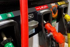 セルフのガソリンスタンドでは一般的に赤「レギュラー（ガソリン）」黄「ハイオク」緑「軽油（ディーゼル）」になっている（画像：写真AC）。