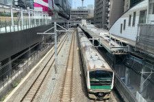 渋谷駅の新南改札に通じる旧埼京線ホームを通過する埼京線の電車（乗りものニュース編集部撮影）。
