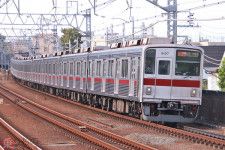 東急東横線へ直通する東武9000系電車（大藤碩哉撮影）。