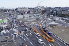 栗ノ木バイパス笹越橋交差点。橋脚設置のための道路切り回しが行われている。2024年3月（画像：新潟国道事務所）。