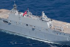 トルコ海軍の強襲揚陸艦「アナドル」（画像：アメリカ海軍）。