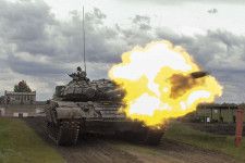戦車砲を撃つT-72（画像：ロシア国防省）。