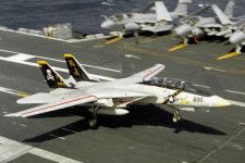アメリカ海軍第84戦闘飛行隊（当時）のF-14「トムキャット」戦闘機。垂直尾翼に描かれた人骨がモチーフの部隊マーク「ジョリーロジャー」は『超時空要塞マクロス』に登場する架空の飛行隊「スカル隊」でもモチーフとして使われている（画像：アメリカ海軍）。