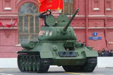 2024年5月9日に行われた対独戦勝記念式典で唯一の戦車として行進したT-34-85。現用戦車ではない（画像：ロシア外務省）。