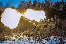 砲撃を行う「ムスタ-S」152mm自走りゅう弾砲（画像：ロシア国防省）。