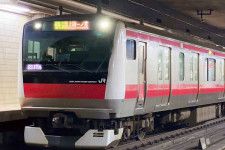 東京駅に停まる京葉線快速。ダイヤ改正後、朝の快速は2本だけに（読者提供）。