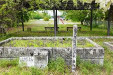 立岩児童公園。「子ども会」と刻まれた石柱の横に「東武鉄道株式会社 社有地」の標柱が（乗りものニュース編集部撮影）。