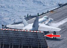 空母から発艦しようとするアメリカ海軍の艦載機（画像：アメリカ海軍）。