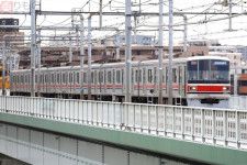 東急目黒線・東急新横浜線で使われる3000系電車。8両化に伴う新造を除くと、登場からすでに23年以上が経過している（大藤碩哉撮影）。