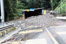 2022年8月の豪雨で被災した国道8号（画像：国土交通省近畿地方整備局）。