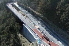 大滝トンネルの工事に伴い用意された仮設道路（画像：埼玉県）。