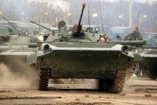 ロシア軍で使用されている歩兵戦闘車BMP-2。バギーやオートバイはこうした装甲車両よりはるかに脆弱（画像：ロシア国防省）。