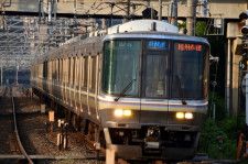 京阪神を結ぶJR西日本223系電車の「新快速」（画像：写真AC）。